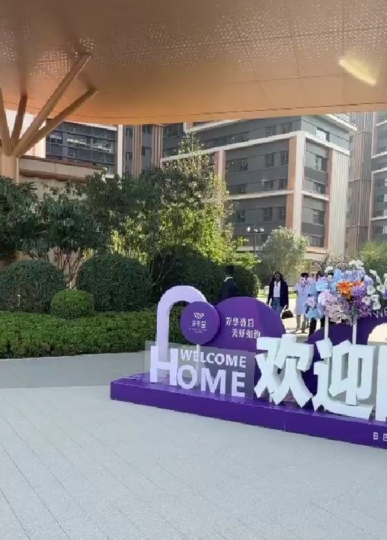 Médecin chinois accompagnant un patient à la peau noire dans un contexte médical