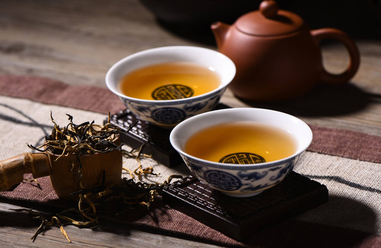 Thé chinois servi dans des tasses traditionnelles