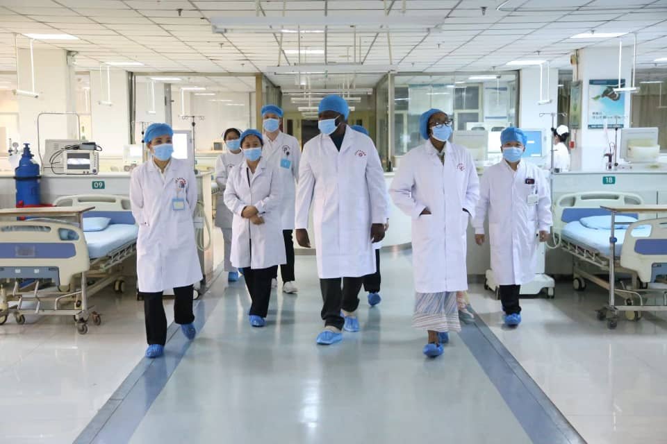 Équipe médicale dans un établissement hospitalier en Chine